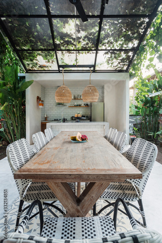 Canvas-taulu Dining room table and chairs on open kitchen