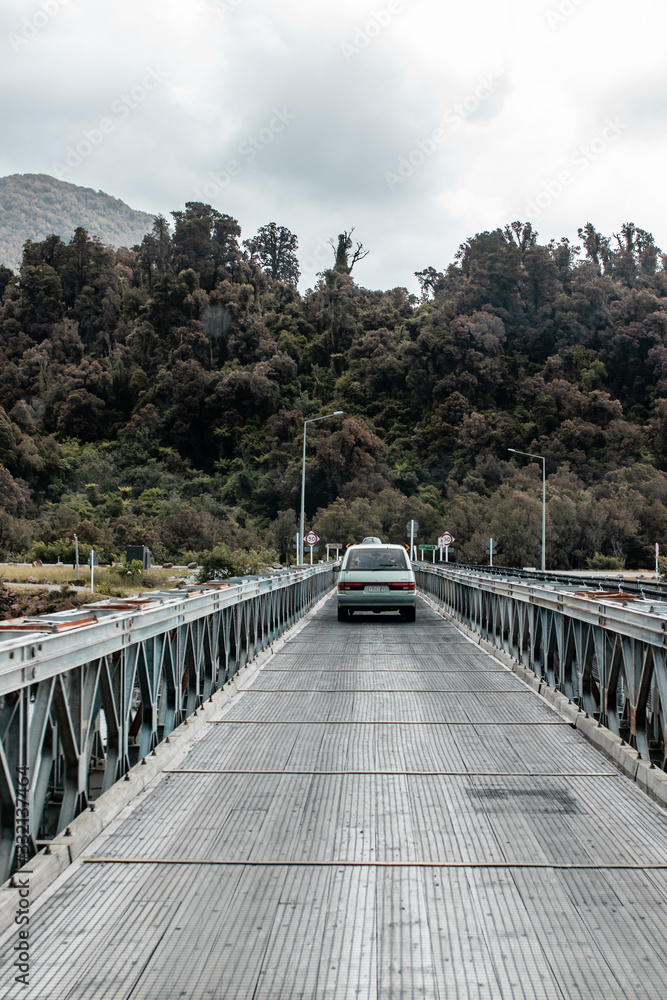 Obraz premium car on bridge