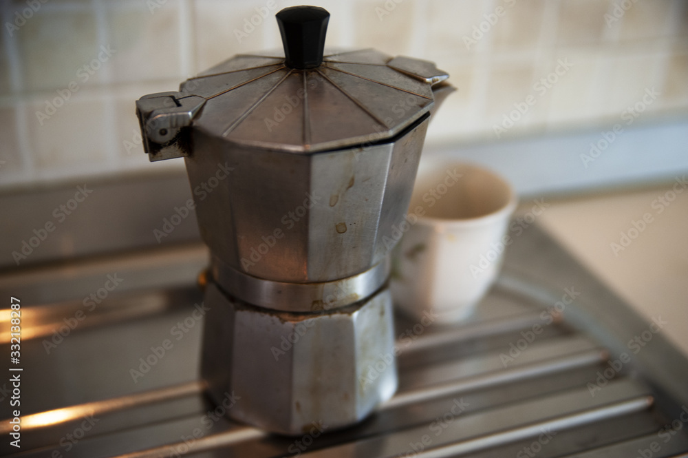 caffetteria sporca con una tazza di caffè caffetteria sporca con una tazza di caffè