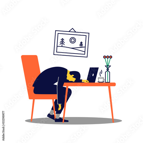 Hombre de negocios cansado y sobrecargado de trabajo. Durmiendo sobre su portátil en su escritorio en la oficina.