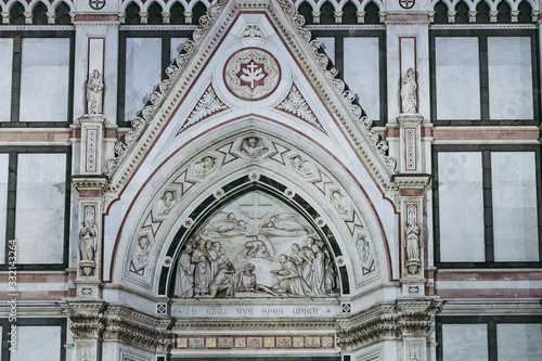 Détails architecturaux de la basilique Santa Croce à Florence, Italie © PicsArt