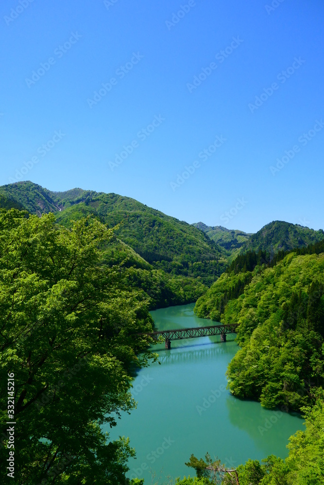 新緑の只見川と只見線第三橋梁。三島、福島、日本。5月中旬。