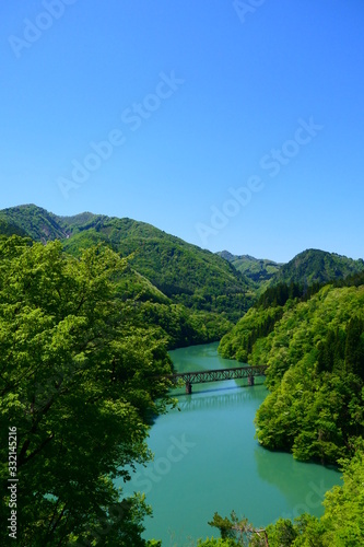 新緑の只見川と只見線第三橋梁。三島、福島、日本。5月中旬。 © 義美 前田