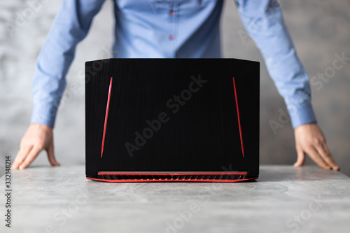 Biezmesmen przed laptopem