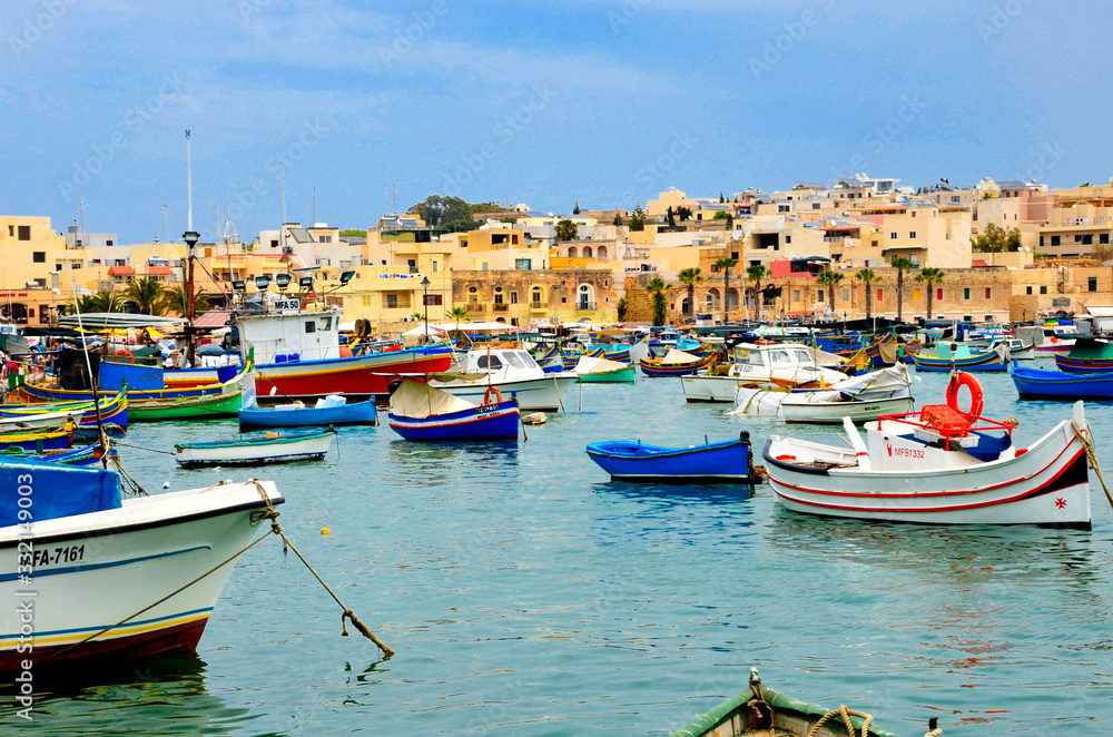 Krajobraz nadmorski z widokiem na port w Marsaxlokk Malta