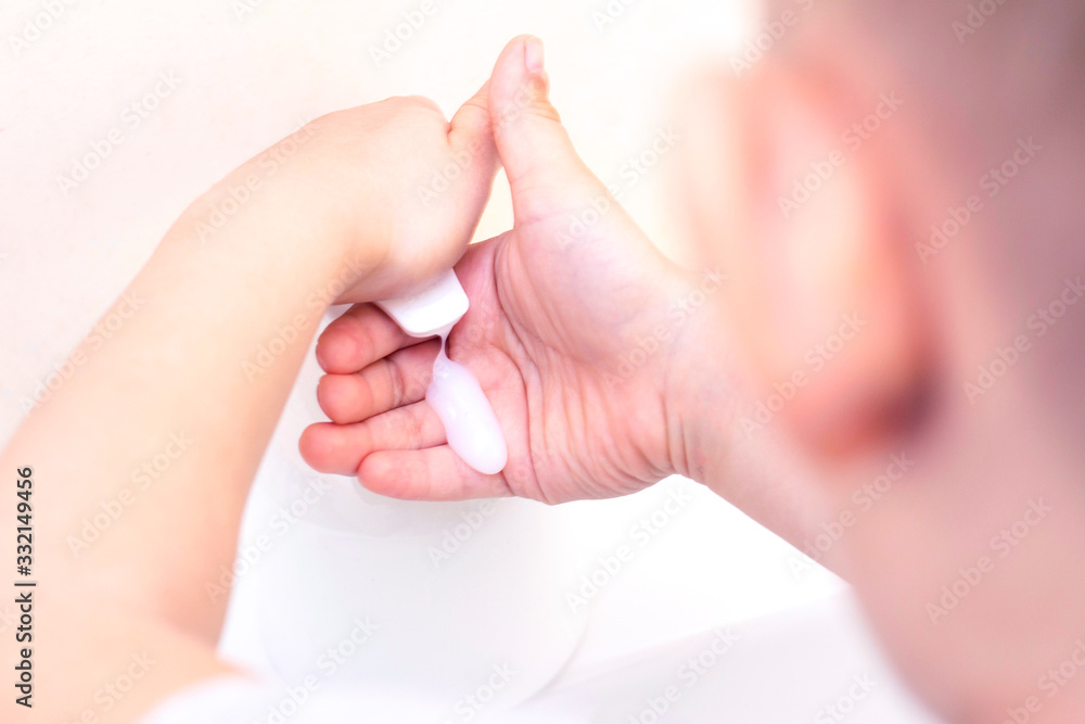 childrens hands are washed. childrens hand reaches for antibacterial soap. Protection against bacteria, coronavirus. hand hygiene. childrens hands are washed. childrens hand reaches for antibacterial soap. Protection against bacteria, coronavirus. hand hygiene.