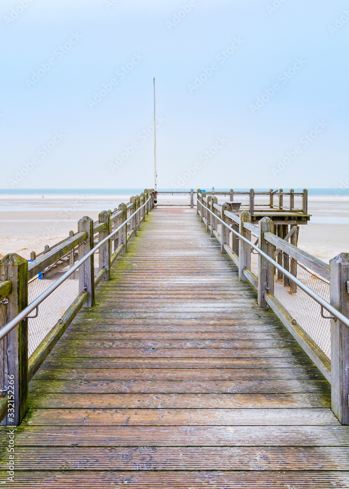 Obraz premium Wooden lookout facing the sea at the beach of Norddorf on the German North Sea island of Amrum