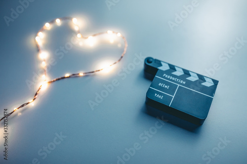 Passione per il videomaker, simbolo del cuore con ciak in miniatura per le riprese del cinema. photo