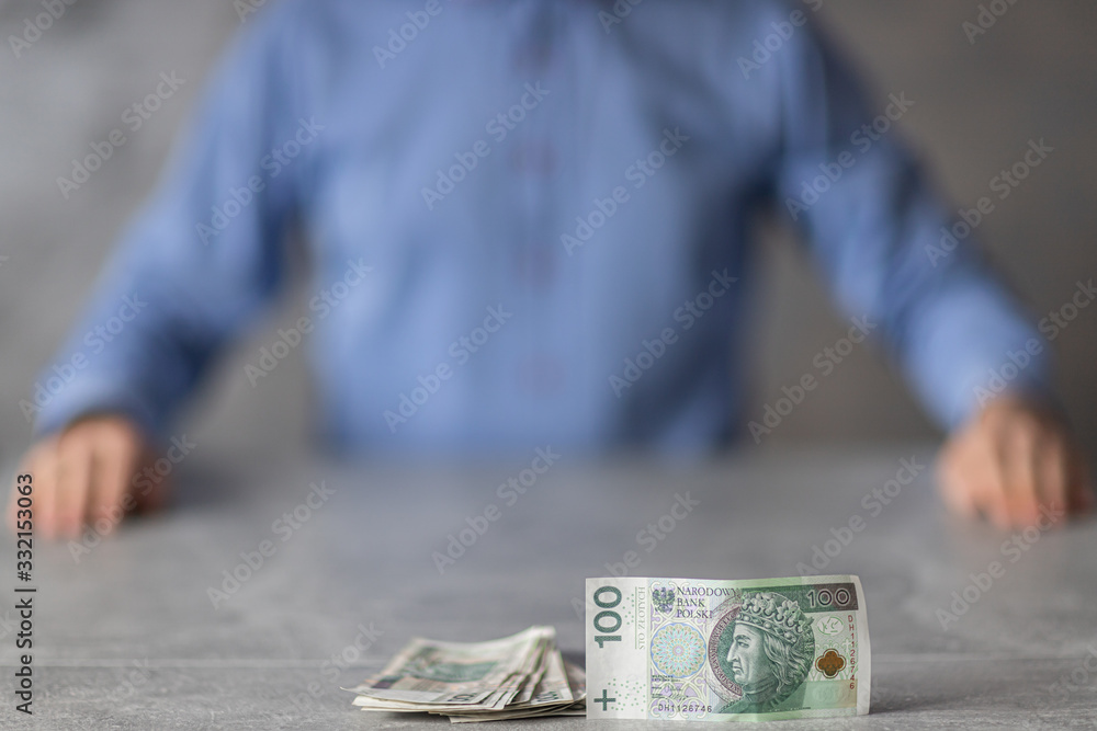 Fototapeta premium Plik polkich pieniędzy i szef siedzący naprzeciwko, czas wypłaty