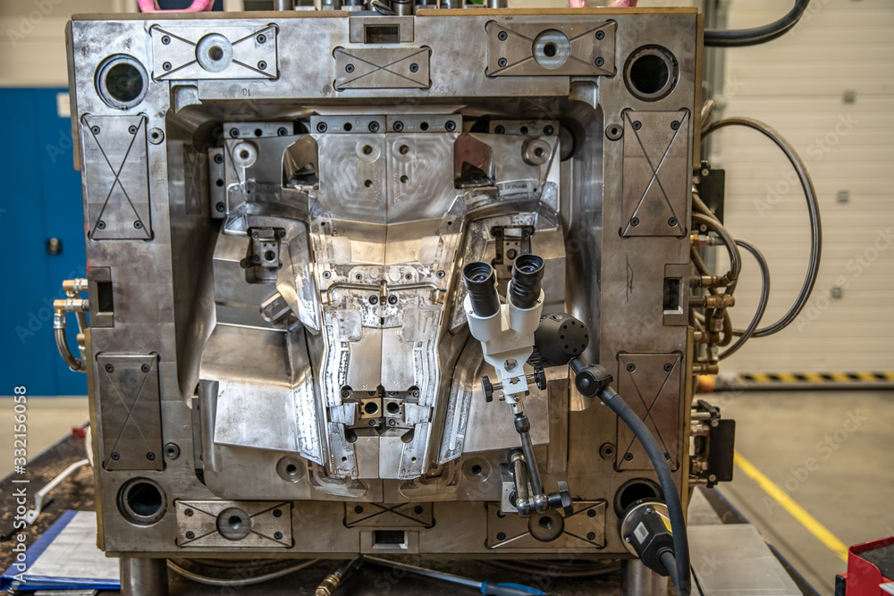 metal mold for the production of plastic moldings for the automotive industry