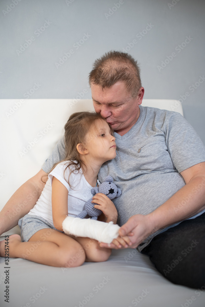 Dad pities daughter , gypsum on the arm Dad pities daughter , gypsum on the arm