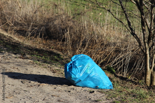 Śmieci przy drodze, wśród przyrody photo