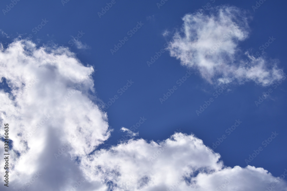 Wolken ziehen über den blauen Himmel Wolken ziehen über den blauen Himmel