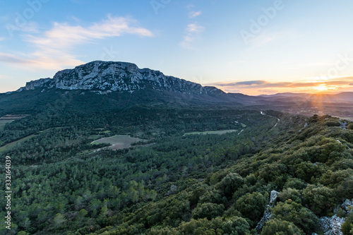 Lumière rasante du coucher de soleil sur le Pic Saint-Loup (Occitanie, France) © Ldgfr Photos