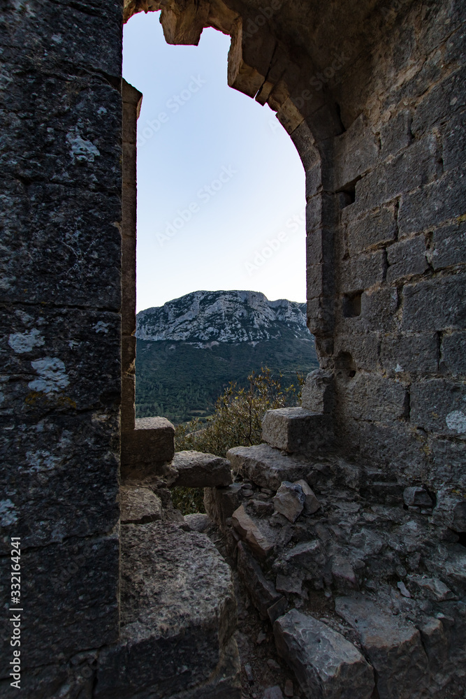 Ruines d'une fenêtre du château de la montagne Hortus avec vue sur le Pic Saint-Loup au coucher du soleil
