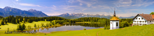 Panorama Landschaft in Bayern mit See und Berge im Allg  u