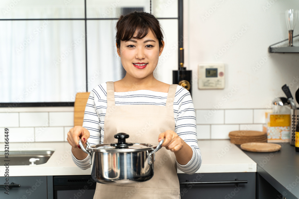 台所に立つ若い主婦