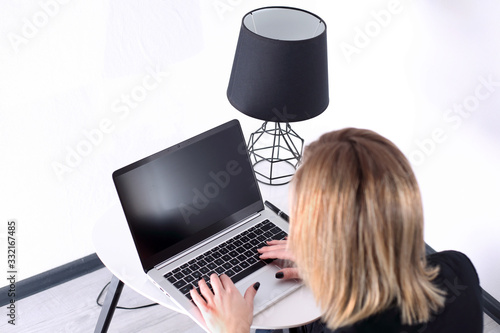 Kobieta pisząca na klawiaturze komputera