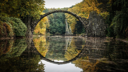 Papier peint photo Le Rakotzbrücke Reflet circulaire du pont Rakotz  © Falk