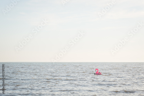 bouée flamant rose dans la mer