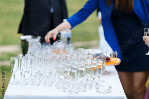 Foto Glasses for wine and champagne on a served table at a banquet