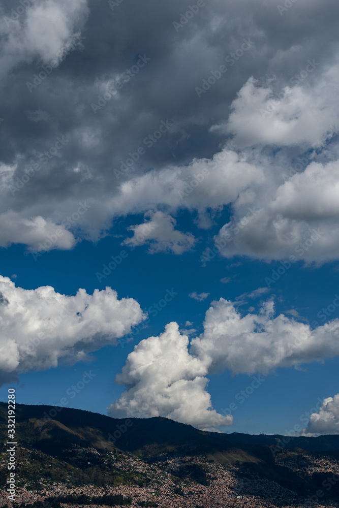 cielo y montaña en medellin