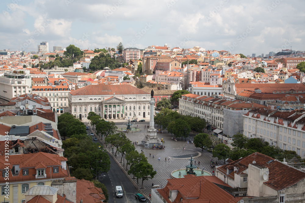 Lissabon, Portugal: Blick über die Altstadt Baixa und den Platz Rossio (Praça dom Pedro IV) mit dem Nationaltheater