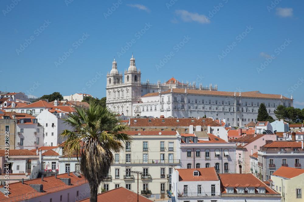 Lissabon, Portugal: Blick über die Dächer der Alfama auf Kloster und Kirche São Vicente de Fora