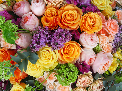 Flower arrangement background with roses © Arra Vais