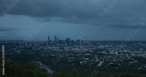 Zeitraffer einer Skyline während eines Unwetters