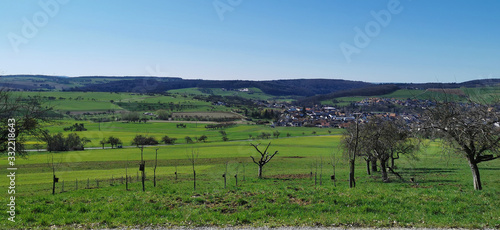 Blauer Himmel über grünem Tal mit Dorf im Spessart © Stefan_Weis