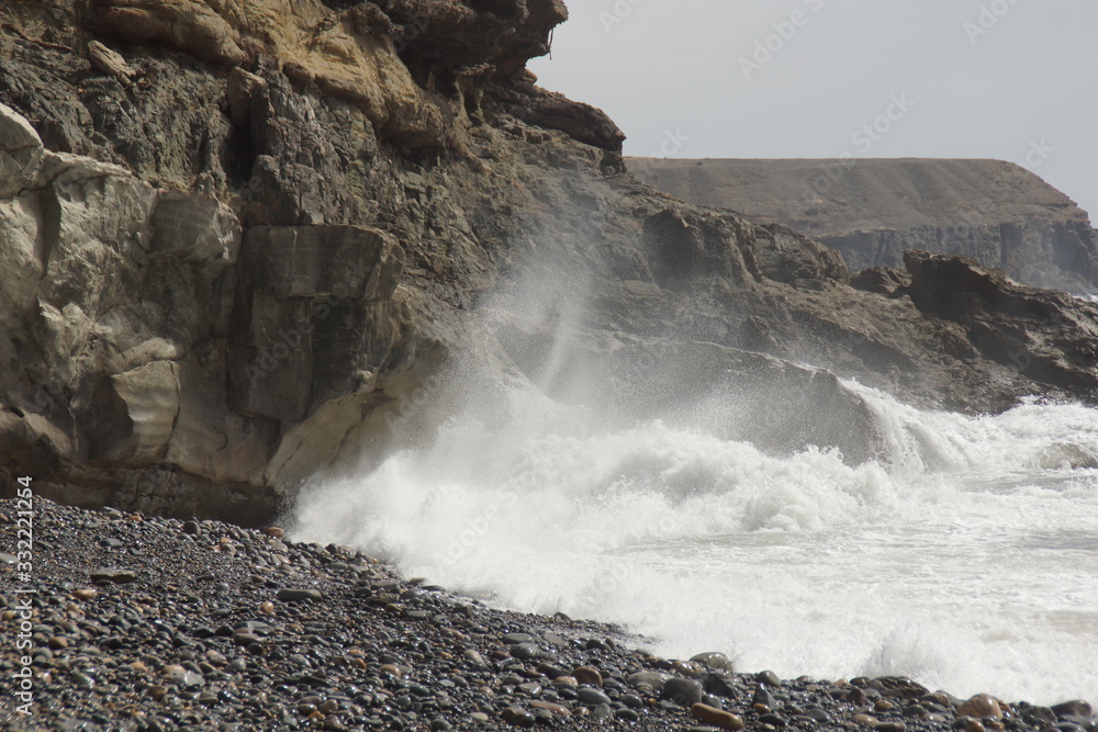 Fototapeta premium vagues mer et rochers