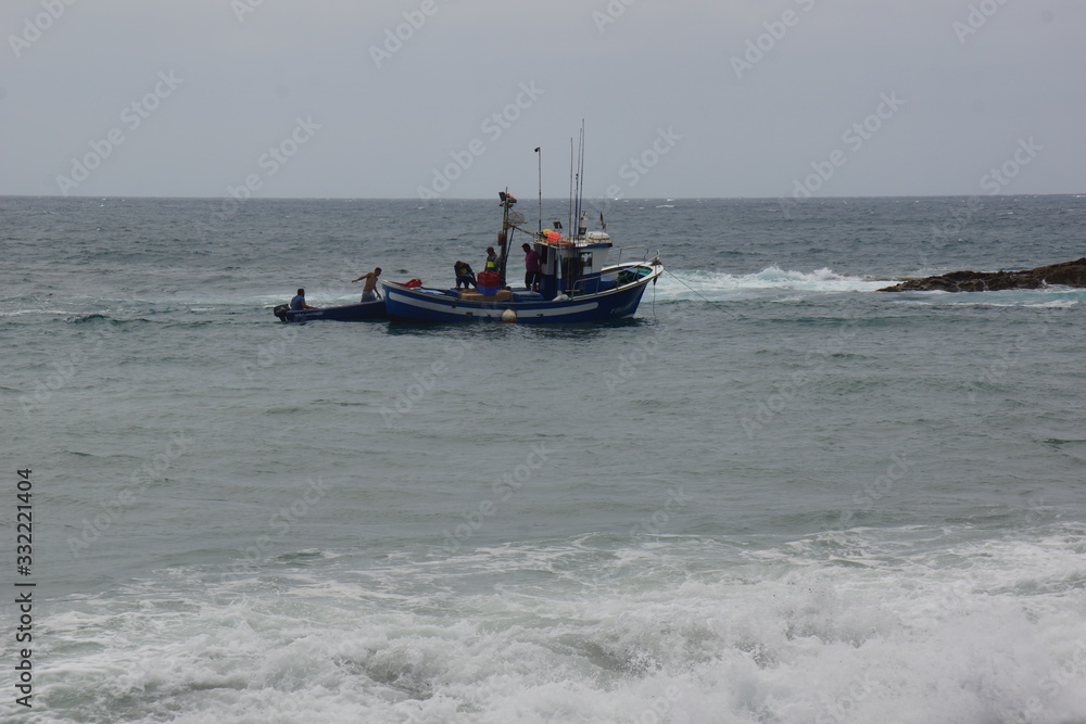Naklejka premium vagues mer et rochers