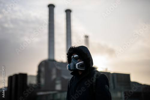Mann mit Atemschutzmaske in Berlin nach Corona Virus Ausbruch 2020 Pandemie  photo