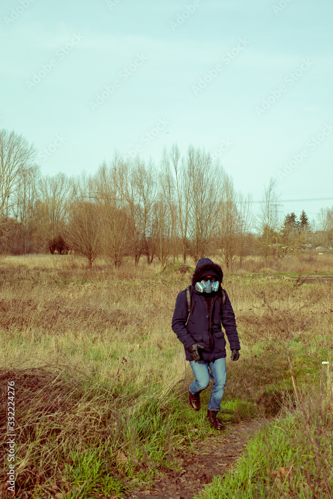 Mann mit Atemschutzmaske in Berlin nach Corona Virus Ausbruch 2020 Pandemie 