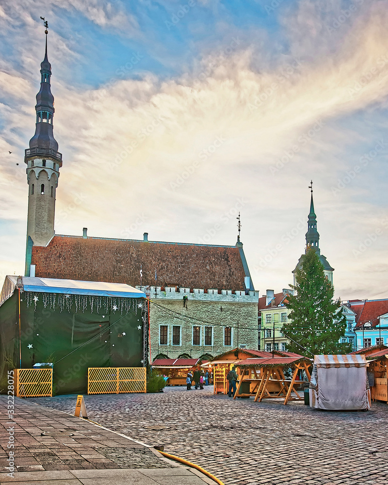 Obraz premium Christmas market in the Town Hall square in the Old city in Tallinn in Estonia