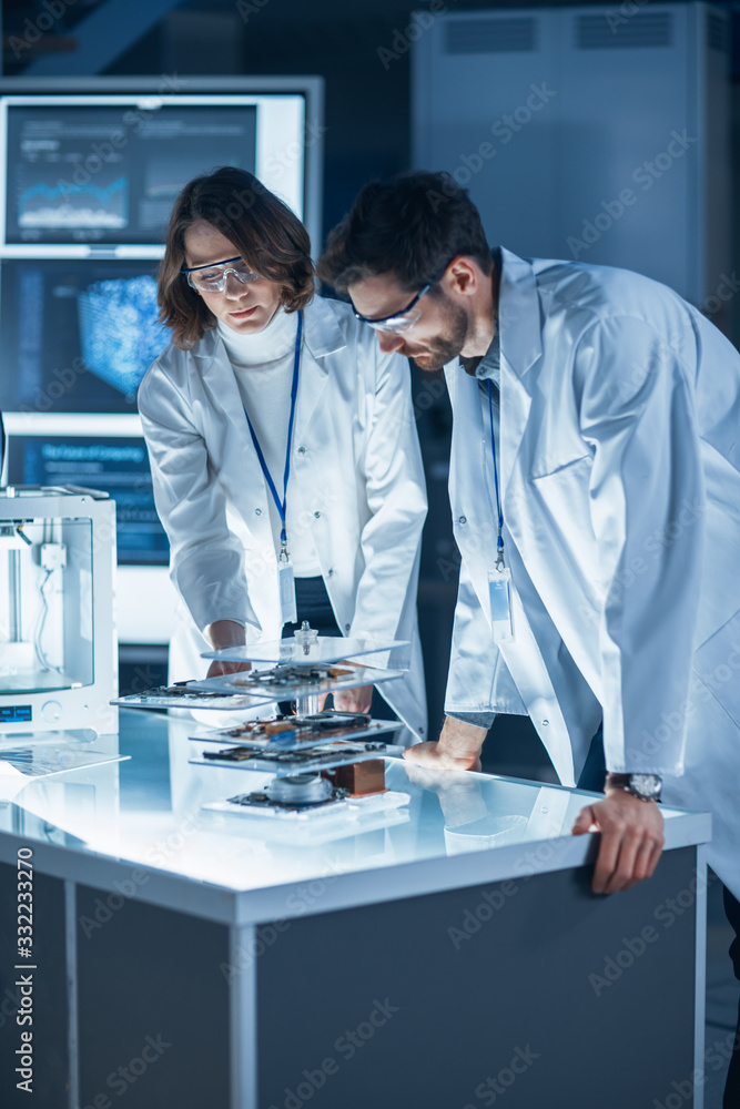 Φωτογραφία Diverse International Team of Industrial Scientists and Engineers Wearing White Coats Working on Heavy Machinery Design in Research Laboratory