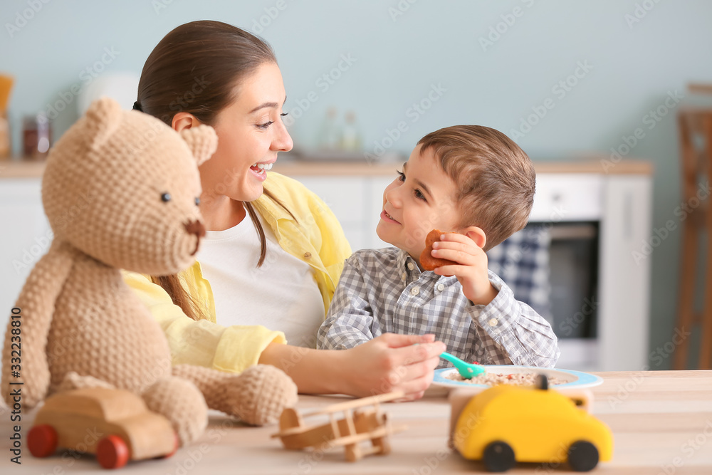 © Pixel-Shot - Nanny feeding cute little boy in kitchen © Pixel-Shot - Nanny feeding cute little boy in kitchen