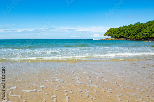 Praia tropical com um lindo mar azul esverdeado photo