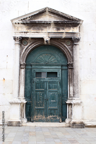 Detalle de una puerta en Venecia