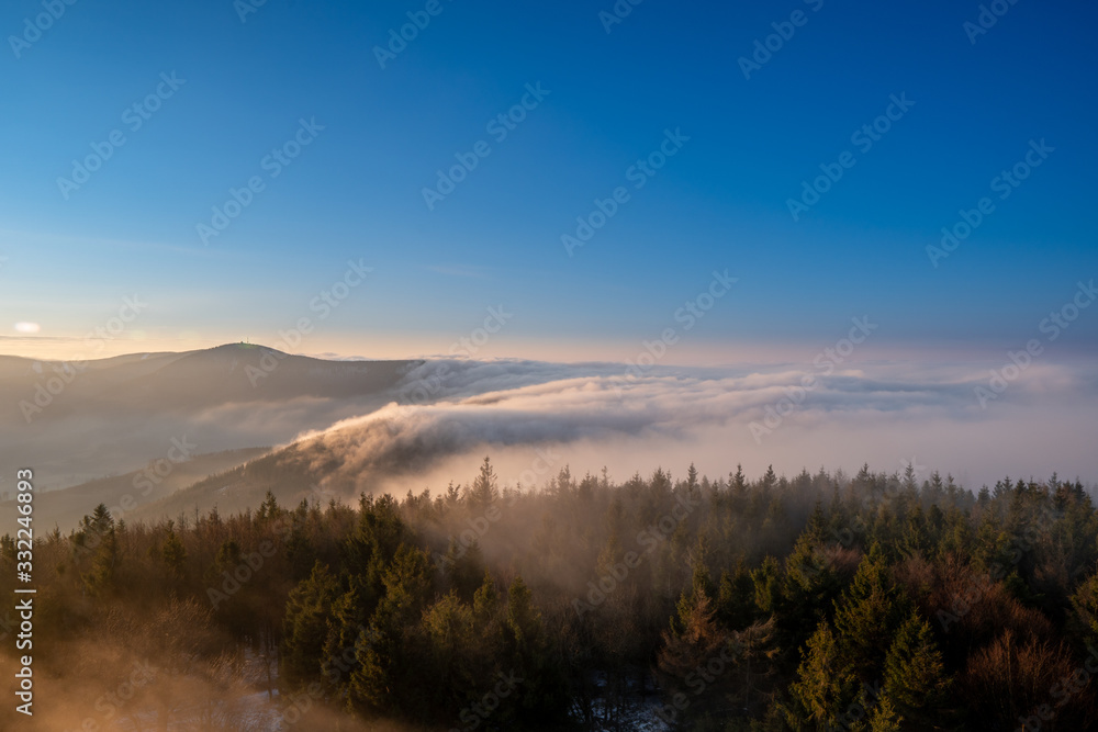 Fototapeta Wschód słońca w górach wiosną z wałem z mgłą w dolinie, poranek w czeskich Beskidach