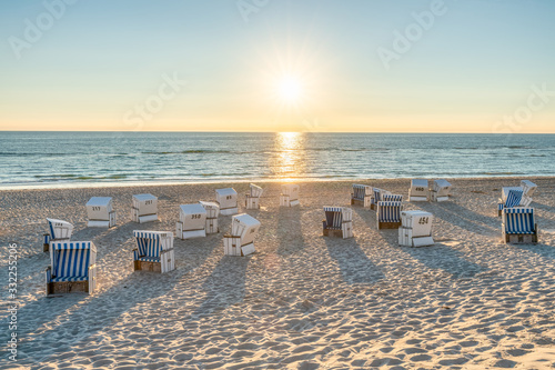 Foto Roofed wicker beach chairs at the North Sea coast on Sylt, Germany