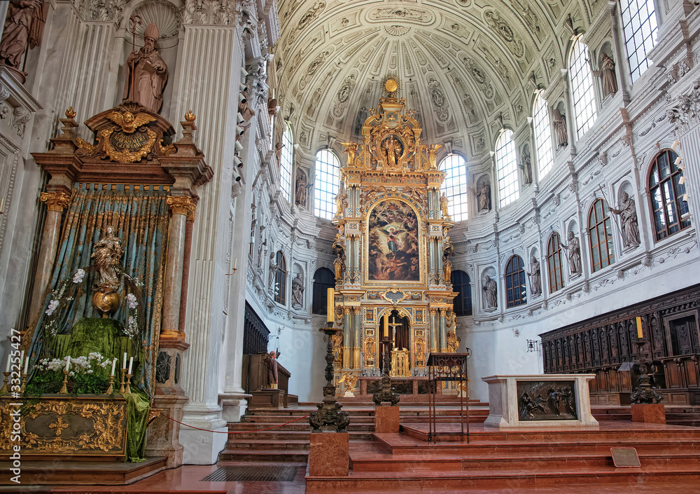 Obraz premium Saint Michael Cathedral Cathedral Munich interior
