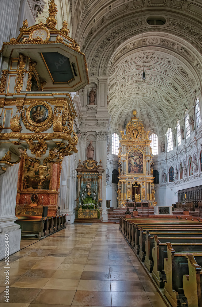 Fototapeta premium Saint Michael Cathedral Cathedral Munich interior and bench rows