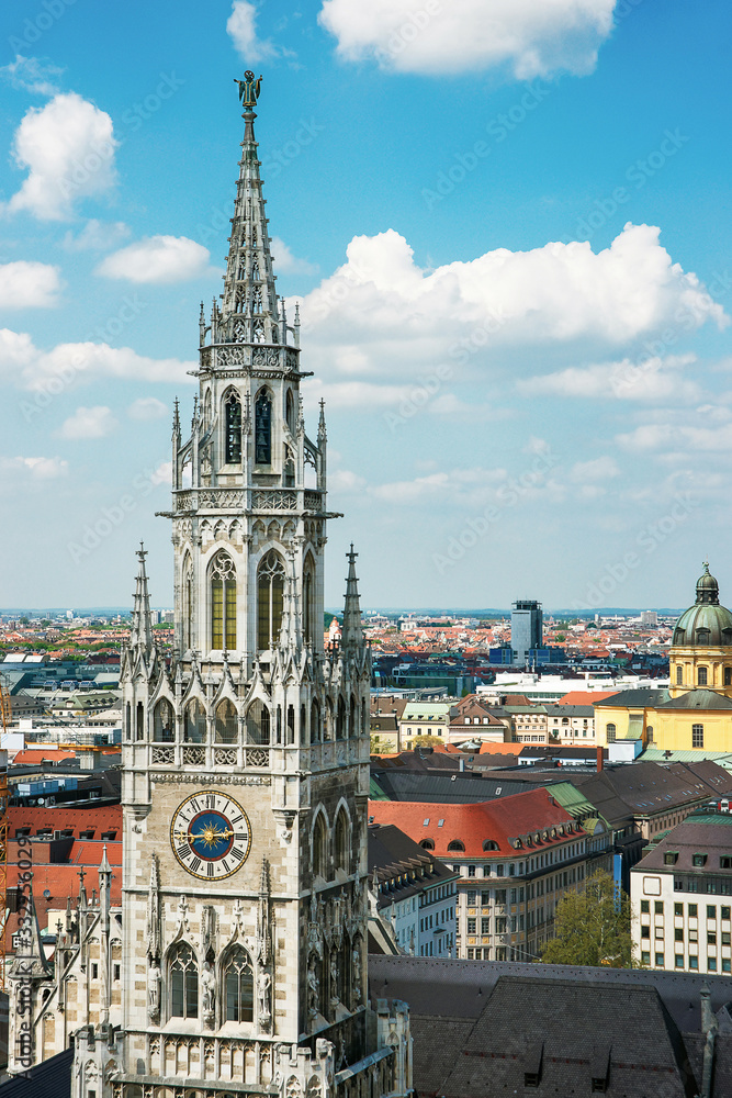 Fototapeta premium Munich city hall tower and center skyline