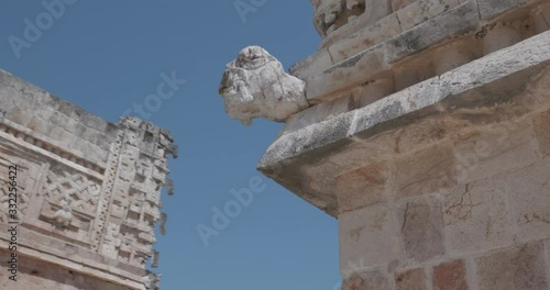 cabeza la serpiente emplumada sobresaliendo en una esquina de la ciudad maya de uxmal