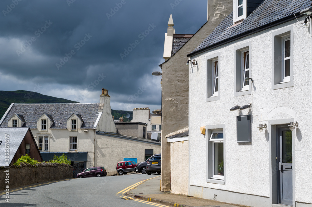 Obraz premium Typical scottish town street. Portree, island of Skye, Scotland.