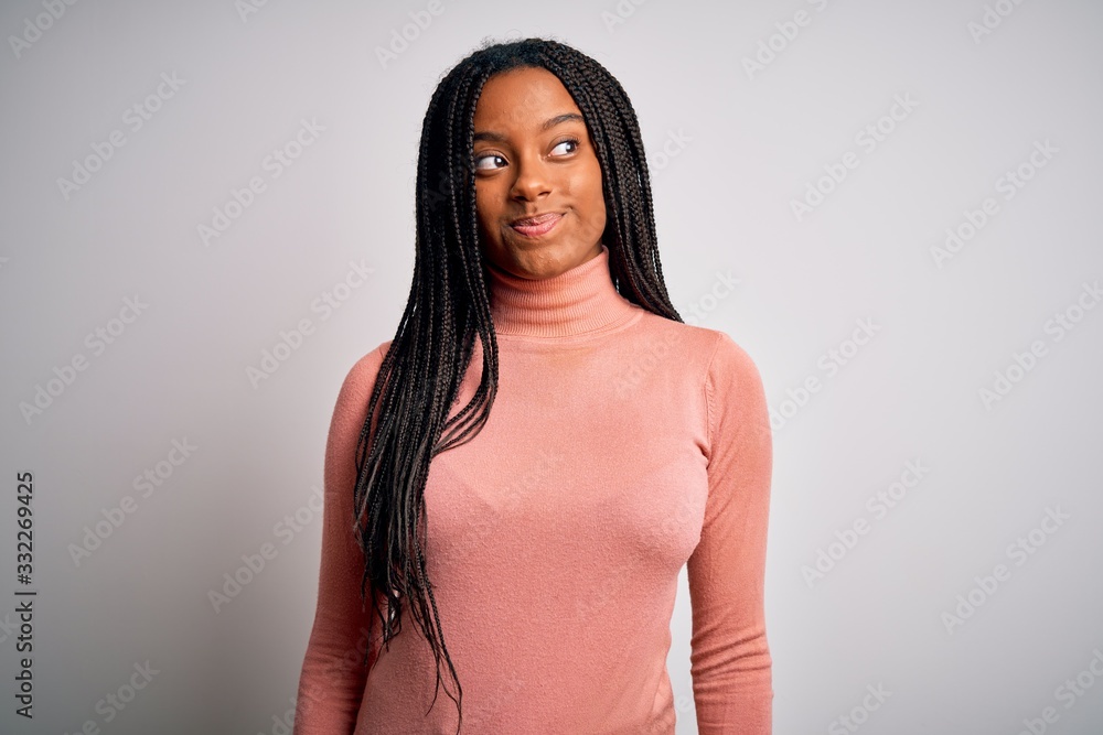 Obraz premium Young african american woman standing casual and cool over white isolated background smiling looking to the side and staring away thinking.