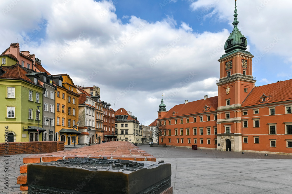 Fototapeta premium Royal Castle at empty Old Town in Warsaw