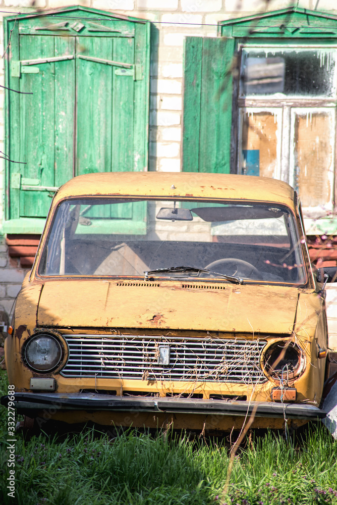 Fototapeta premium broken old rusty abandoned car